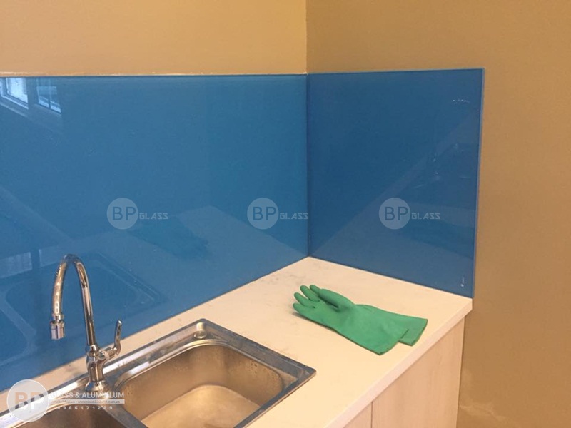 Lắp kính sơn màu ốp bếp số 33 Bà Triệu